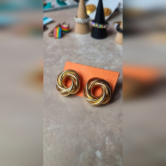 Elegant Gold-Tone Twisted Earrings VTG style - Picture 5 of 7